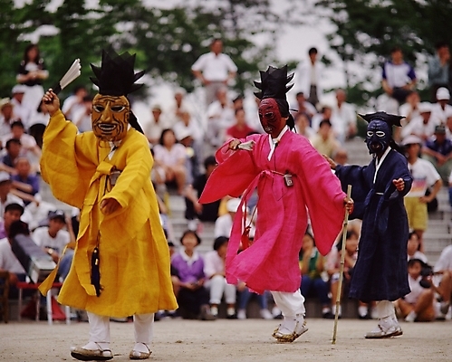 포토 JPG 주간 한국문화 한국전통 여자 남자 한국 사람 여러명 야외 공연 전통공연 탈춤 전통무용 산대놀이 국내포토 자연요소 동양문화 전통 아시아 다수 이벤트 춤 파일형식