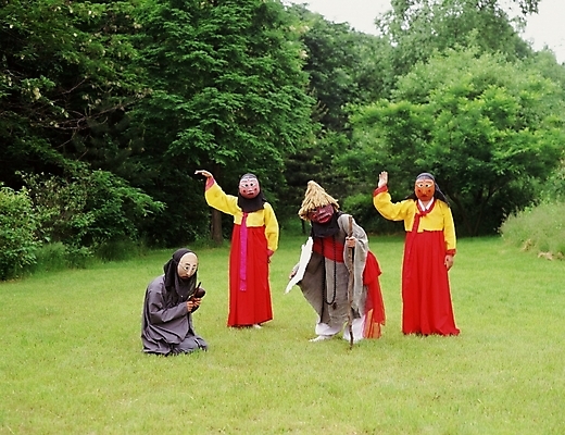 포토 JPG 주간 한국문화 한국전통 여자 남자 한국 사람 여러명 야외 공연 전통공연 탈춤 전통무용 산대놀이 국내포토 자연요소 동양문화 전통 아시아 다수 이벤트 춤 파일형식