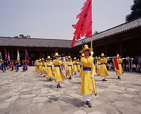 포토 JPG 주간 한국문화 한국전통 여자 남자 국악기 사람 여러명 야외 대취타 국내포토 자연요소 동양문화 전통 악기 다수 한국 국악 파일형식
