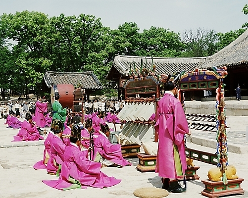 포토 JPG 주간 한국문화 한국전통 여자 남자 한국 국악 사람 여러명 야외 공연 전통공연 종묘 종묘제례악 국내포토 자연요소 동양문화 전통 아시아 음악 다수 이벤트 파일형식