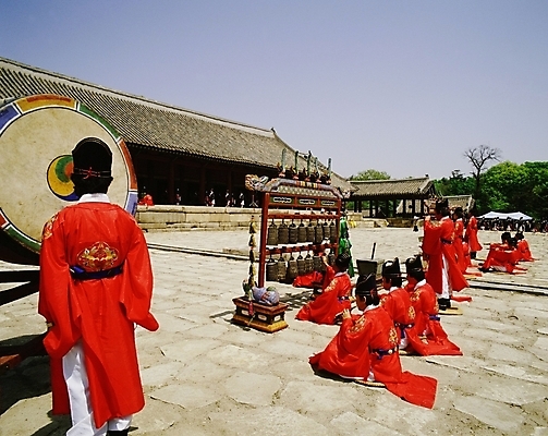 포토 JPG 주간 한국문화 한국전통 여자 남자 한국 국악 사람 여러명 야외 공연 전통공연 종묘 종묘제례악 국내포토 자연요소 동양문화 전통 아시아 음악 다수 이벤트 파일형식