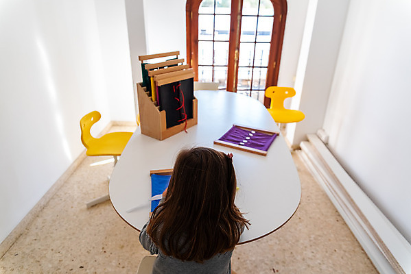 포토 JPG 해외이미지 백인 1 학생 응시 여학생 여자 교육 어린이 백그라운드 생각 학교 탁자 주택 피곤 사람 앉기 사람없음 10대 학습 스터디 청춘 독서 공책 방 흰색 기록 잡기 업무 스마트 집중 읽기 고립 초보 혼자 해외202004 해외포토 서양인 시선 컬러 가구 컨셉 모션 청소년 문구용품 건물 작업 파일형식