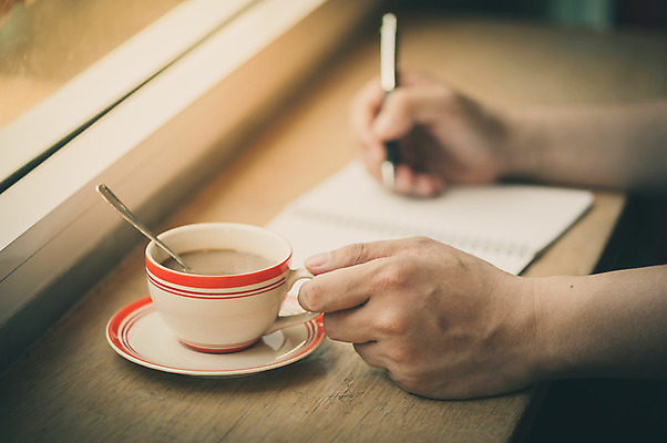 포토 JPG 해외이미지 라이프스타일 손 남자 커피 음료 백그라운드 휴식 신체부위 컵 펜 다이어리 공책 카페 기록 작업 에스프레소 해외202004 해외포토 식기 컨셉 문구용품 사람 생활 필기구 상점 사무용품 파일형식