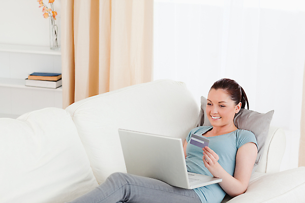 포토 JPG 해외이미지 백인 라이프스타일 응시 여자 행복 유럽 얼굴 인터넷 베개 갈색머리 실내 한명 미소 사람 성인 노트북 빛 소파 방 흰색 커튼 신용카드 구매 만족 온라인 리빙 안락 해외202004 해외포토 서양인 1 헤어스타일 시선 감정 나라 컬러 컨셉 의자 침구 표정 내부 생활 신체부위 금융 전자제품 쇼핑 파일형식