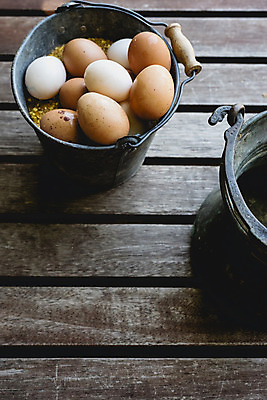 포토 JPG 해외이미지 음식 건강 사람없음 갈색 계란 신선 상품 양동이 유기농 날것 내추럴 해외202004 해외포토 웰빙 컬러 알 파일형식