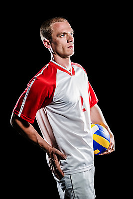 포토 JPG 해외이미지 백인 라이프스타일 남자 스포츠 검은배경 한명 들기 성인 옆모습 30대 운동복 운동 잡기 배구 배구선수 배구공 성인남자한명만 해외202004 해외포토 서양인 1 옷 스포츠용품 뷰포인트 백그라운드 공 모션 운동선수 건강 사람 생활 장년 구기 검은색 남자한명만 성인남자만 파일형식