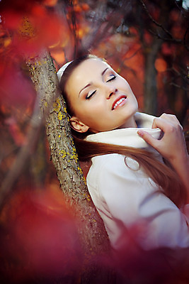 포토 JPG 해외이미지 나무 모델 응시 공원 여자 행복 얼굴 잎 자연 휴식 한명 사람 성인 야외 빨간색 청춘 유행 걷기 가을 신선 숲 피부 입술 성인여자한명만 해외202004 해외포토 식물 1 시선 계절 공공시설 감정 컬러 컨셉 모션 신체부위 생태계 여자한명만 성인여자만 파일형식