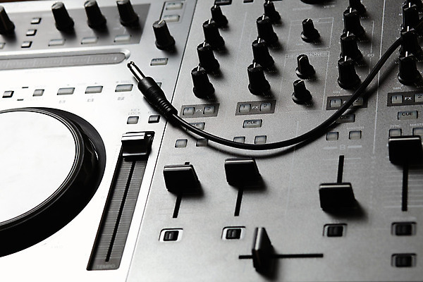 포토 JPG 해외이미지 직업 라이프스타일 음악 손가락 모션 버튼 관리 사람 사람없음 빛 파티 헤드폰 소리 듣기 장비 CD 흰색 기구 춤 레코드 판넬 볼륨 야간 저녁 믹서 DJ 클럽 디스코 전자 쇼 오디오 스테레오 턴테이블 리듬 뮤지컬 섞기 제어 테크노 유흥 해외202004 해외포토 자연요소 손 컬러 음향기기 문화예술 이벤트 생활 전자제품 음반 파일형식