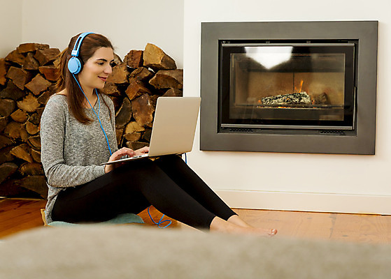 포토 JPG 해외이미지 백인 라이프스타일 행복 음악 겨울 바닥 주택 실내 따뜻함 한명 사람 앉기 장식 노트북 소파 헤드폰 방 듣기 읽기 벽난로 리빙 해외202004 해외포토 서양인 1 계절 감정 음향기기 의자 모션 문화예술 내부 건물 생활 전자제품 파일형식