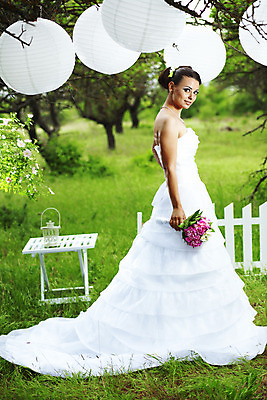 포토 JPG 해외이미지 주간 공원 여자 신부 결혼 한명 성인 야외 옆모습 파티 정원 성인여자한명만 해외202004 해외포토 자연요소 1 공공시설 뷰포인트 사람 이벤트 여자한명만 성인여자만 파일형식