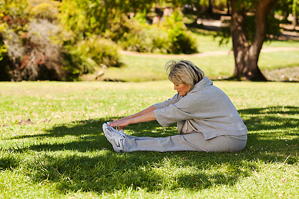 포토 JPG 해외이미지 전신 백인 라이프스타일 공원 여자 행복 건강 한명 미소 웃음 사람 운동 60대 해외202004 해외포토 서양인 1 공공시설 노년 감정 표정 생활 파일형식