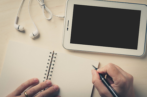 포토 JPG 해외이미지 라이프스타일 손 디자인 남자 종이 백그라운드 모바일 아이디어 신체부위 펜 다이어리 공책 해외202004 해외포토 컨셉 문구용품 사람 생활 필기구 사무용품 파일형식