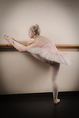 포토 JPG 해외이미지 백인 여자 청소년 실내 한명 서기 10대 춤 우아함 균형 발레 발레리나 발레복 십대여자한명만 해외202004 해외포토 서양인 1 옷 컨셉 모션 문화예술 사람 내부 여자한명만 십대여자만 파일형식