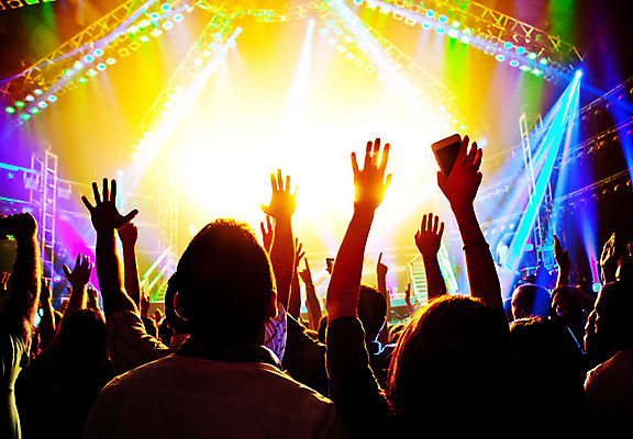 포토 JPG 해외이미지 손 실루엣 음악 여러명 뒷모습 신체부위 빛 노란색 손들기 축제 콘서트 군중 스포트라이트 해외202004 해외포토 뷰포인트 컬러 다수 모션 문화예술 촬영기법 사람 공연 파일형식