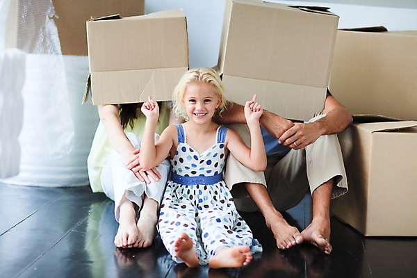 포토 JPG 해외이미지 주간 백인 라이프스타일 여자 남자 딸 행복 어린이 백그라운드 가족 모션 엄마 새로움 아파트 주택 사람 세명 30대 상자 방 흰색 아빠 플랫 판지 해외202004 해외포토 자연요소 서양인 감정 컬러 컨셉 관계 건물 생활 장년 파일형식