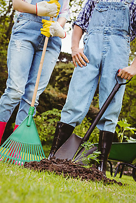 포토 JPG 해외이미지 식물 백인 여자 남자 함께함 서기 20대 성인 취미 야외 두명 농장 정원 수레 삽 원예 정원가꾸기 묘목 심기 성인만 해외202004 해외포토 서양인 나무 컨셉 농업 모션 사람 청년 카트 파일형식