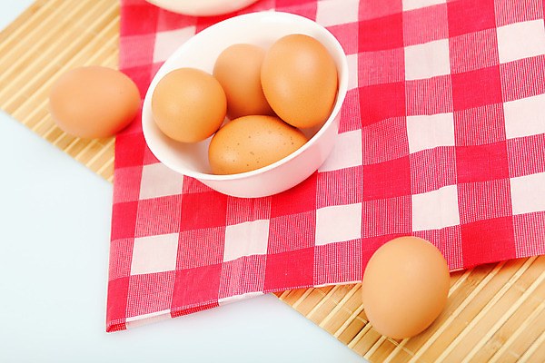 포토 JPG 해외이미지 음식 백그라운드 건강 사람없음 갈색 계란 껍질 흰색 신선 상품 준비 유기농 날것 노른자 내추럴 해외202004 해외포토 웰빙 컬러 알 파일형식