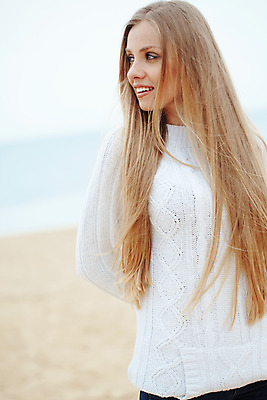 포토 JPG 해외이미지 모델 라이프스타일 여자 모래 휴가 휴식 건강 한명 사람 성인 야외 금발 유행 걷기 봄 흰색 스웨터 내추럴 완벽 직진 스타일 해외202004 해외포토 1 헤어스타일 계절 컬러 컨셉 상의 모션 생활 파일형식