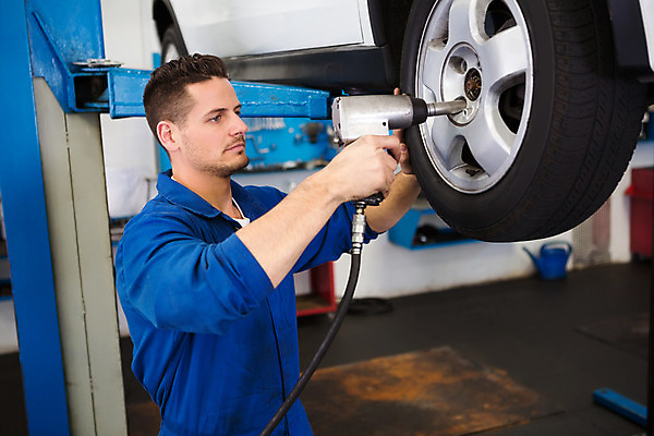 포토 JPG 해외이미지 백인 직업 남자 자동차 노동자 실내 한명 20대 성인 파란색 잡기 바퀴 작업실 기술자 집중 서비스 타이어 정비공 차고 성인남자한명만 해외202004 해외포토 서양인 1 육상교통 컬러 컨셉 모션 사람 청년 내부 남자한명만 성인남자만 파일형식