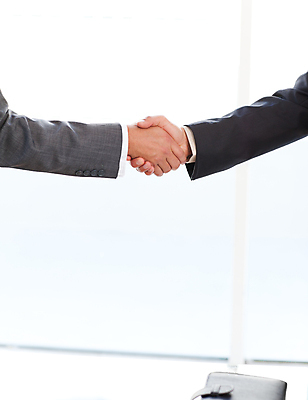 포토 JPG 해외이미지 백인 손 남자 비즈니스 사업가 성공 협력 악수 사람 성인 두명 30대 금융 사무실 거래 비즈니스맨 그룹 경영자 환영 히스패닉 동의 정중 해외202004 해외포토 서양인 직업 컨셉 손짓 신체부위 장년 경제 직장인 리더 파일형식