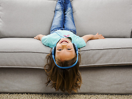 포토 JPG 해외이미지 백인 1 여자 행복 어린이 음악 주택 한명 미소 앉기 소파 금발 헤드폰 소리 듣기 흰색 달콤 오디오 거짓말 걸음마 뮤지컬 해외202004 해외포토 서양인 헤어스타일 감정 컬러 음향기기 의자 모션 문화예술 표정 사람 건물 전자제품 맛 파일형식