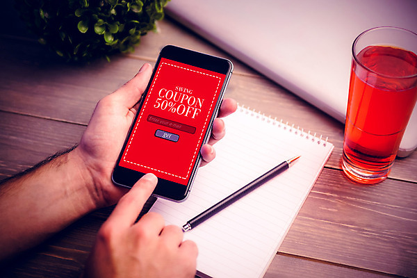 포토 JPG 해외이미지 종이 음료 유리 탁자 사람없음 목재 컵 스마트폰 핸드폰 연필 펜 세일 터치 잡기 책상 쿠폰 보여주기 온라인 해외202004 해외포토 나무 식기 가구 재료 모션 재질 학용품 전자제품 스마트기기 필기구 파일형식