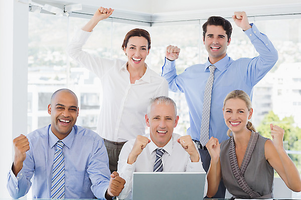 포토 JPG 해외이미지 백인 여자 남자 행복 40대 중년 비즈니스 응원 실내 사람 여러명 20대 성인 30대 노트북 컴퓨터 축하 직장인 비즈니스맨 비즈니스우먼 책상 동료 직원 해외202004 해외포토 서양인 직업 감정 가구 다수 컨셉 관계 청년 내부 장년 전자제품 파일형식