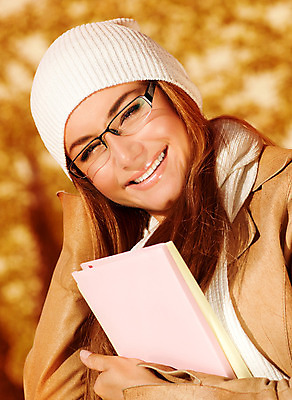 포토 JPG 해외이미지 백인 모델 모자 계절 여자 행복 안경 얼굴 백그라운드 잎 자연 한명 미소 사람 성인 야외 10대 책 노란색 목도리 코트 가을 잡기 성인여자한명만 해외202004 해외포토 서양인 식물 1 잡화 감정 컬러 모션 청소년 표정 신체부위 외투 생태계 여자한명만 성인여자만 파일형식