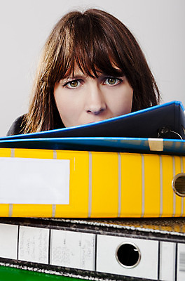 포토 JPG 해외이미지 응시 여자 백그라운드 비즈니스 스트레스 직장 실내 피곤 사람 근접촬영 상반신 앞모습 업무 비즈니스우먼 좌절 흰배경 업무과다 과부하 성인여자한명만 해외202004 해외포토 시선 감정 뷰포인트 컨셉 회사 내부 흰색 작업 직장인 여자한명만 성인여자만 파일형식