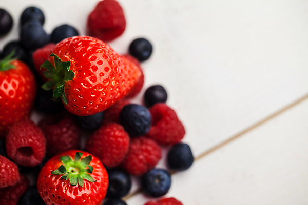 포토 JPG 해외이미지 딸기 사람없음 책상 블루베리 산딸기 해외202004 해외포토 가구 과일 파일형식