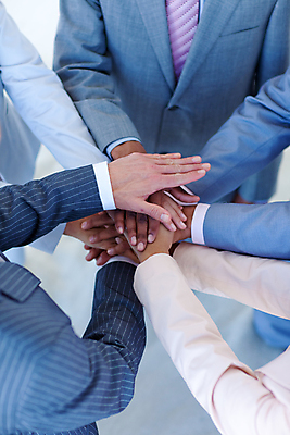 포토 JPG 해외이미지 서양인 외국인 백인 여자 남자 흑인 비즈니스 사업가 악수 직장 함께함 서기 미소 사람 여러명 성인 사무실 거래 업무 비즈니스맨 비즈니스우먼 동료 직원 경영 해외202004 해외포토 직업 다수 컨셉 회사 관계 모션 표정 인종 손짓 작업 직장인 파일형식