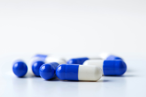 포토 JPG 해외이미지 백그라운드 건강 사람없음 치료 파란색 알약 약 흰색 약초 약국 처방 조제 고립 돌봄 해외202004 해외포토 컬러 의학 모션 풀_식물 만들기 파일형식