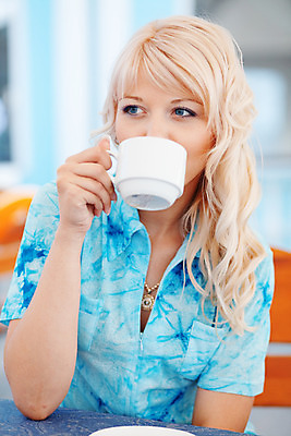 포토 JPG 해외이미지 라이프스타일 응시 여자 유럽 커피 생각 실내 한명 미소 사람 앉기 20대 성인 컵 파란색 금발 유행 초콜릿 카페 기쁨 꿈 마시기 흰색 신선 기다림 차 아침식사 유혹 약혼 카푸치노 해외202004 해외포토 1 헤어스타일 식기 시선 감정 나라 음료 컬러 결혼 컨셉 모션 디저트 표정 청년 내부 생활 상점 식사 약속 파일형식