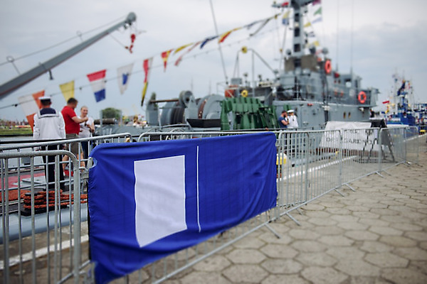 포토 JPG 해외이미지 바다 여행 요트 하늘 바람 항해 사람없음 목재 물 장비 골동품 바퀴 보트 고리 고급 떨어짐 크루즈 갑판 방향 정박 오브젝트 싱크대 함선 포트 네비게이션 돛대 옛날 제어 해외202004 해외포토 자연요소 나무 컨셉 배_교통 재료 날씨 개수대 파일형식