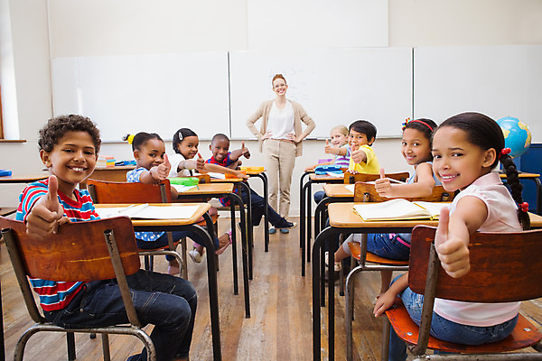 포토 JPG 해외이미지 백인 학생 여자 교육 남자 행복 어린이 포즈 교실 학교 청소년 수업 실내 초등학교 서기 앉기 소년 여러명 20대 학습 교사 가르침 토론 책상 신학기 긍정 해외202004 해외포토 서양인 직업 감정 가구 다수 컨셉 모션 사람 청년 내부 파일형식