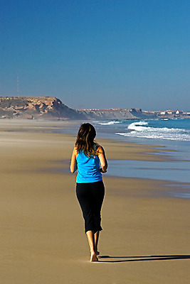 포토 JPG 해외이미지 라이프스타일 남자 스포츠 바다 이동 신체 하늘 건강 한명 사람 성인 야외 물 파란색 달리기 운동 힘 활발 기쁨 게임 시원함 체육관 체조 리빙 내추럴 해외202004 해외포토 자연요소 1 감정 컬러 컨셉 모션 놀이 생활 파일형식
