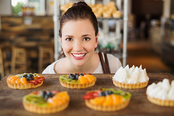 포토 JPG 해외이미지 백인 라이프스타일 여자 행복 실내 한명 상반신 성인 앞모습 아웃포커스 빵집 달콤 성인여자한명만 해외202004 해외포토 서양인 1 감정 뷰포인트 촬영기법 사람 내부 생활 상점 맛 여자한명만 성인여자만 파일형식