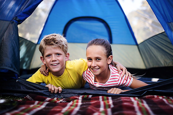 포토 JPG 해외이미지 백인 공원 여자 남자 행복 어린이 가족 어깨동무 휴가 함께함 텐트 사랑 소년 잔디 야외 두명 캐주얼 소풍 맑음 기쁨 캠핑 시골 보호 캠핑장 언니 나란히 남동생 어린이만 해외202004 해외포토 서양인 식물 옷 공공시설 감정 포즈 컨셉 관계 레저 날씨 캠핑도구 사람 야외활동 자매 동생 파일형식