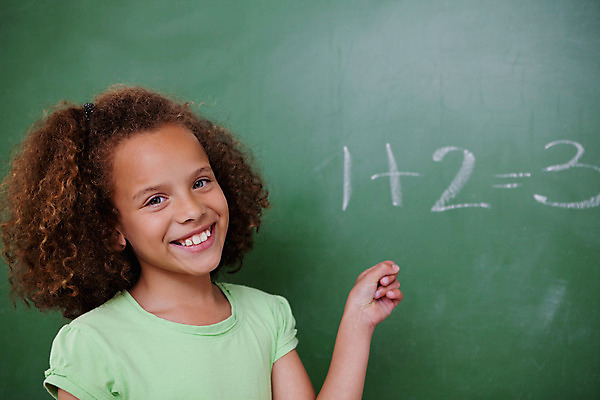 포토 JPG 해외이미지 백인 학생 여학생 여자 교육 어린이 손가락 교실 학교 실내 한명 서기 옆모습 초록색 학습 숫자 칠판 가리킴 수학 계산 덧셈 분필 소녀한명만 해외202004 해외포토 서양인 문자 1 손 뷰포인트 컬러 교과목 모션 사람 손짓 내부 초크 여자한명만 소녀만 파일형식