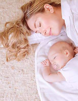 포토 JPG 해외이미지 백인 라이프스타일 여자 행복 얼굴 가족 엄마 휴식 사랑 사람 상반신 성인 두명 앞모습 옆모습 눕기 육아 아기 잠 낮잠 돌봄 취침시간 해외202004 해외포토 서양인 감정 뷰포인트 컨셉 관계 모션 생활 신체부위 파일형식