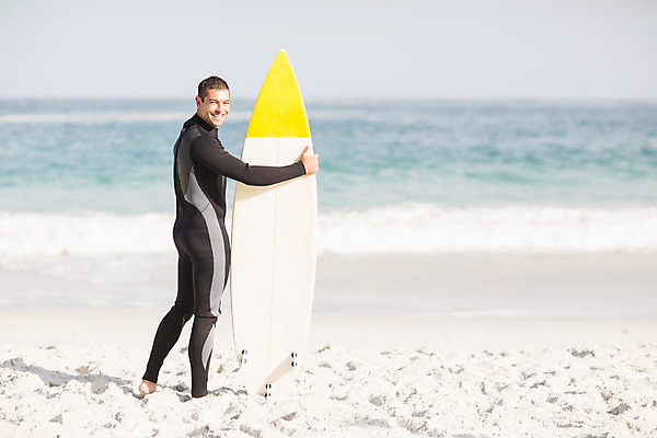 포토 JPG 해외이미지 백인 라이프스타일 응시 남자 행복 모래 파도 바다 여행 휴가 한명 서기 사람 성인 야외 30대 맑음 수상스포츠 잡기 서핑보드 서핑 서퍼 성인남자한명만 해외202004 해외포토 서양인 1 시선 감정 스포츠 모션 날씨 운동선수 생활 장년 보드_스포츠 남자한명만 성인남자만 파일형식