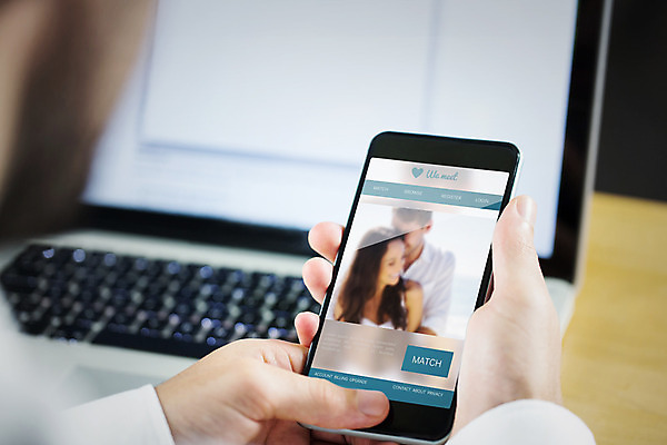 포토 JPG 해외이미지 백인 커플 응시 여자 남자 인터넷 데이트 비즈니스 사랑 상반신 20대 성인 세명 스마트폰 홈페이지 스크린 잡기 비즈니스맨 온라인 성인만 해외202004 해외포토 서양인 시선 감정 관계 모션 사람 청년 핸드폰 스마트기기 직장인 파일형식