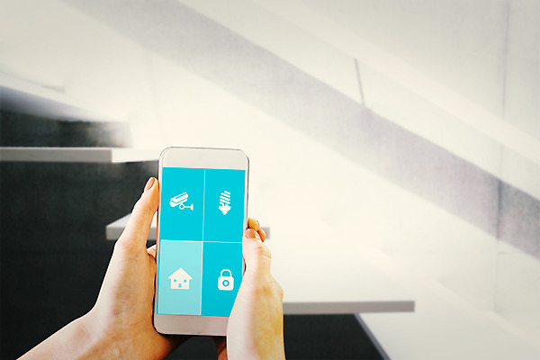 포토 JPG 해외이미지 손 디자인 가정 들기 신체부위 스마트폰 스크린 터치 잡기 보안 단계 인터페이스 제어 컨트롤 카피스페이스 해외202004 해외포토 모션 안전 사람 핸드폰 스마트기기 공백 파일형식