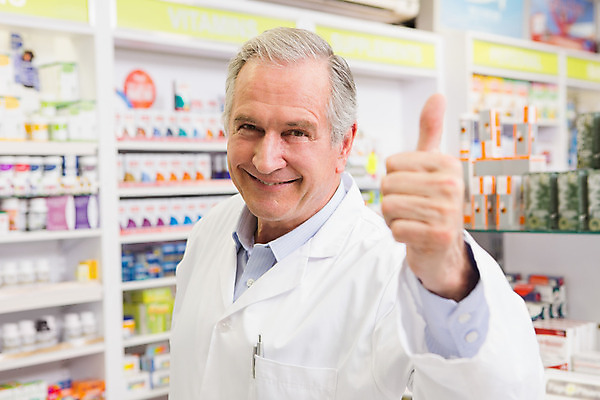 포토 JPG 해외이미지 백인 노년 남자 실내 한명 상반신 약 최고 약국 긍정 70대 조제 약사 의료성형뷰티 노인남자한명만 해외202004 해외포토 서양인 1 컨셉 의학 사람 성인 내부 만들기 남자한명만 노인남자만 파일형식