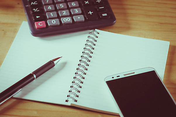 포토 JPG 해외이미지 디자인 종이 백그라운드 아이디어 사람없음 스마트폰 펜 다이어리 공책 공백 계산기 페이지 해외202004 해외포토 컨셉 문구용품 핸드폰 스마트기기 필기구 사무용품 장비 파일형식