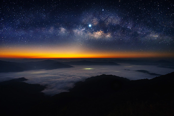포토 JPG 해외이미지 공원 별 백그라운드 자연 하늘 산 파노라마 풍경 사람없음 야외 빛 우주 어둠 야간 알프스 은하계 성운 해외202004 SF 해외포토 자연요소 공공시설 유럽 촬영기법 생태계 파일형식
