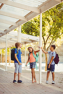 포토 JPG 해외이미지 백인 학생 응시 여학생 여자 교육 남자 행복 어린이 남학생 학교 책가방 함께함 초등학교 대화 서기 소년 야외 캐주얼 세명 친구 학습 금발 기쁨 잡기 복도 신학기 봉 소통 해외202004 해외포토 서양인 헤어스타일 시선 옷 감정 컨셉 가방 관계 모션 말하기 사람 파일형식