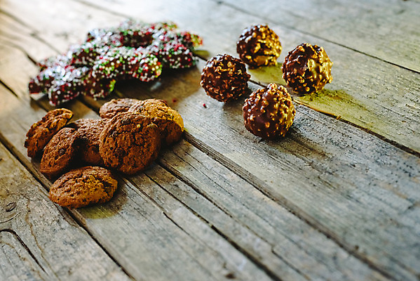 포토 JPG 해외이미지 음식 백그라운드 크리스마스 겨울 다이어트 재료 사탕 사람없음 목재 갈색 쌓기 쿠키 초콜릿 빵집 견과류 시골 달콤 맛 폐기물 유기농 칼로리 버터 코코아 충동구매 브라우니 정물화 카카오 해로움 핸드메이드 솔깃 바삭바삭 맛있는 해외202004 해외포토 나무 웰빙 계절 기념일 음료 컬러 컨셉 모션 디저트 건강 쇼핑 상점 쓰레기 그림 과소비 파일형식