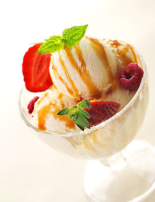 포토 JPG 해외이미지 음식 딸기 아이스크림 디저트 사람없음 노란색 냉동 흰색 달콤 민트 크림 토핑 바닐라 캐러멜 국경 해외202004 해외포토 컬러 과일 맛 허브 파일형식