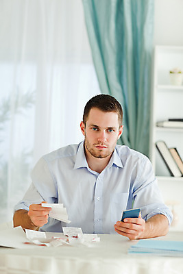 포토 JPG 해외이미지 종이 돈 비즈니스 탁자 실내 한명 앉기 10대 금융 노트북 사무실 방 계산기 업무 계산 결제 회계 계산서 계좌 세금 해외202004 해외포토 1 가구 모션 청소년 문구용품 사람 내부 경제 전자제품 장비 작업 재산 파일형식